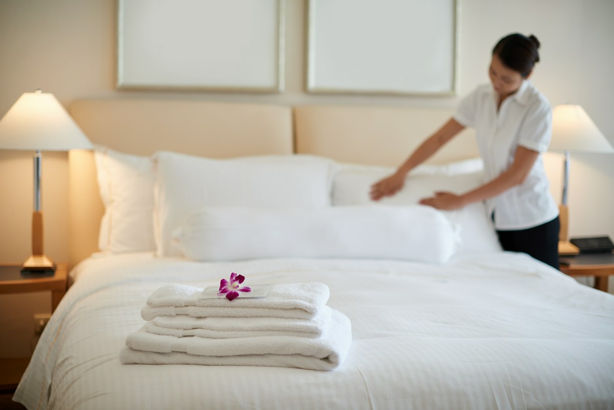 Pościel hotelowa z logo: haft czy nadruk? Trwałość po praniu przemysłowym